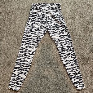 Fabletics High-Waisted Leggings – Black & White Abstract Print – Size M